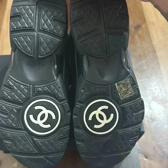 Chanel Black/Gold Suede and Leather CC Low Top Sneakers

NEW NEVER WORN - Picture 8 of 10